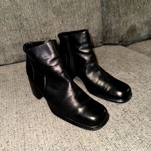 Covington Fairlane Women Bootie 8M Black Leather Cuban Heel Side Zip Ankle Boots